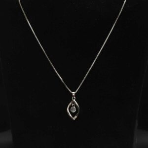 Exkluzívny biely náhrdelník v tvare kvapky
