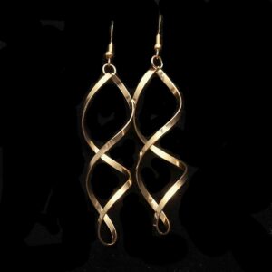 Visiace náušnice so zlatým špirálovým vzorom